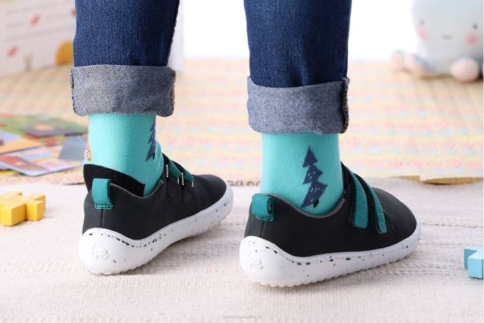 bambini a piedi nudi allegri nero e verde Be Lenka 80JV210