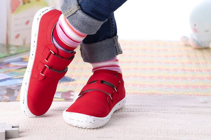 bambini a piedi nudi allegri rosso bianco Be Lenka 80JV212