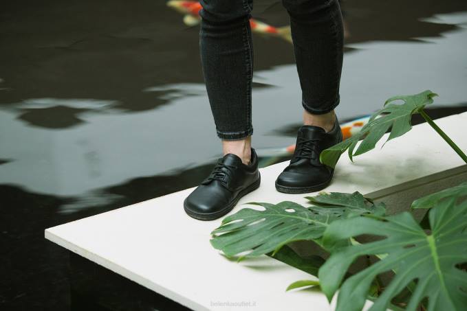 uomini scarpe a piedi nudi paesaggio urbano tutto nero Be Lenka 80JV2