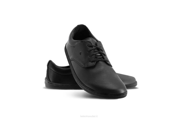uomini scarpe a piedi nudi paesaggio urbano tutto nero Be Lenka 80JV2