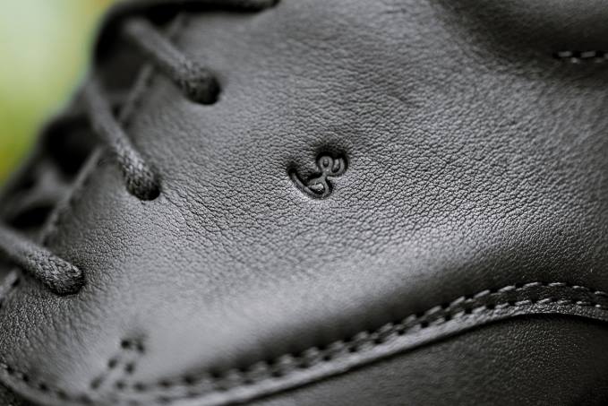 uomini scarpe a piedi nudi paesaggio urbano tutto nero Be Lenka 80JV2