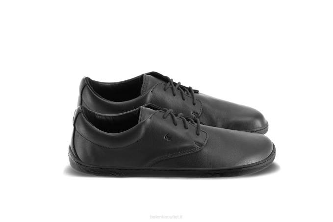 uomini scarpe a piedi nudi paesaggio urbano tutto nero Be Lenka 80JV2