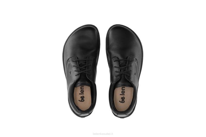 uomini scarpe a piedi nudi paesaggio urbano tutto nero Be Lenka 80JV2