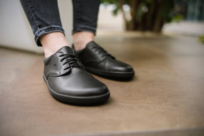 uomini scarpe a piedi nudi paesaggio urbano tutto nero Be Lenka 80JV2