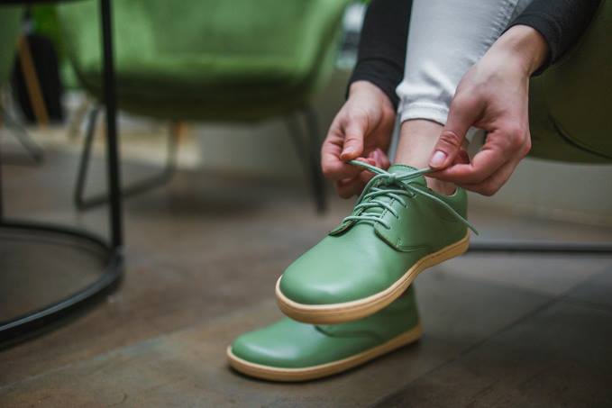 uomini scarpe a piedi nudi paesaggio urbano verde salvia Be Lenka 80JV3