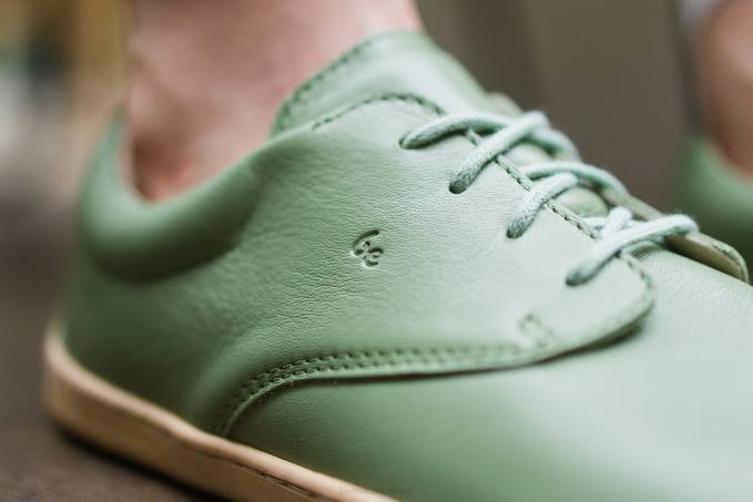 uomini scarpe a piedi nudi paesaggio urbano verde salvia Be Lenka 80JV3